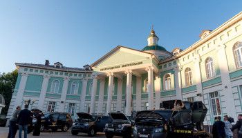 Белгородская митрополия передала в зону СВО специализированные легковые автомобили