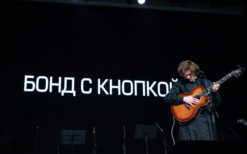 «Всё, что у меня есть — нежность»: Илья Золотухин дал камерный концерт в Белгороде