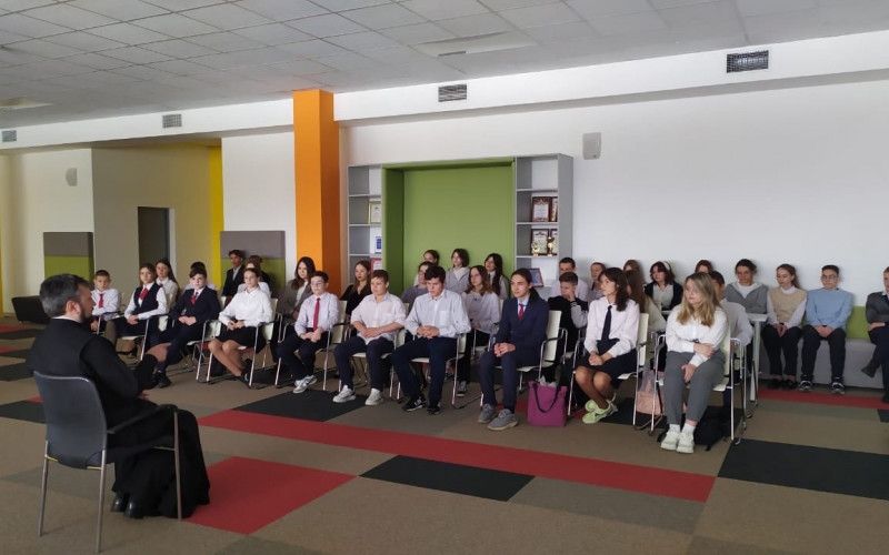 В Таврово школьники пообщались со священником