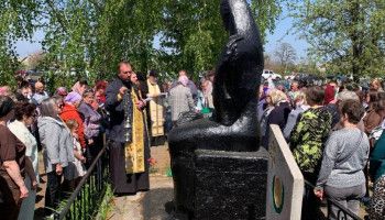 В неделю жен-мироносиц священнослужители совершили заупокойную литию на братской могиле
