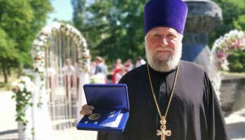 Протоиерей Николай Герасимчук и его супруга Вера Сергеевна получили  медаль "За любовь и верность"