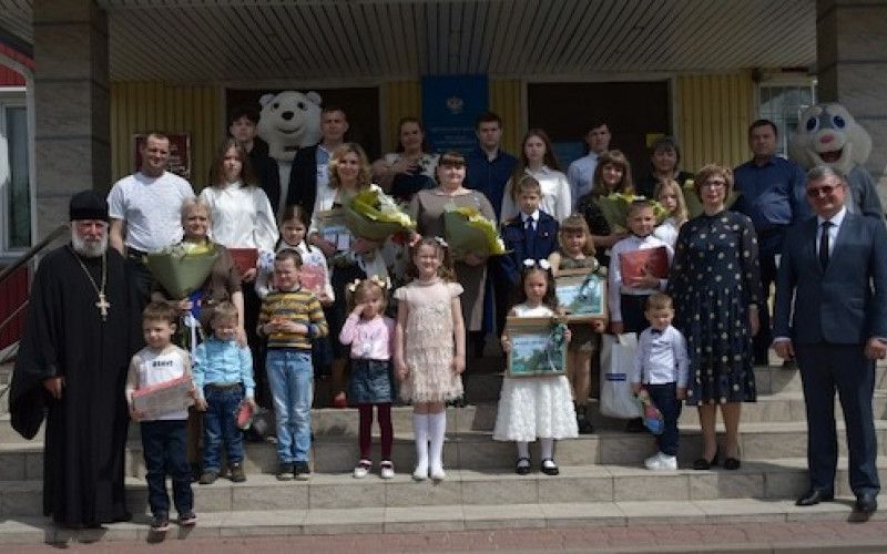 Новооскольские семьи получили знак «Материнская слава»