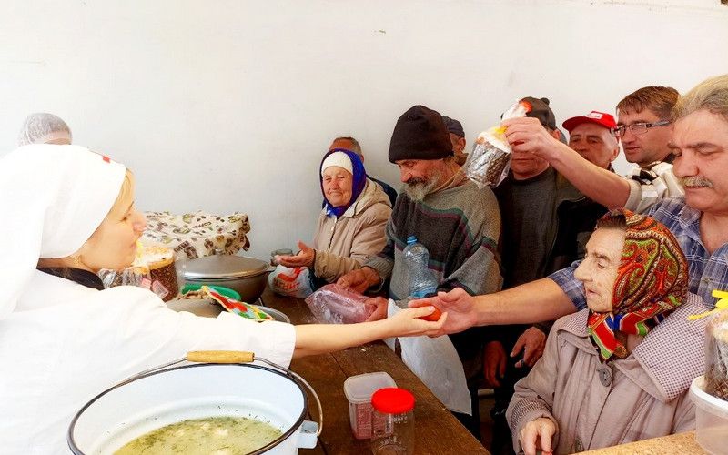 В Марфо-Мариинском сестричестве милосердия прошло праздничное кормление бездомных