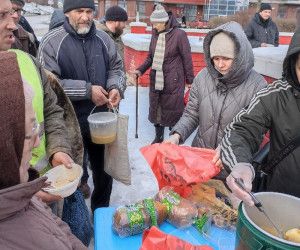 Добровольцы помогают тем, кто без крова