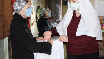 Волонтеры готовят пасхальные подарки