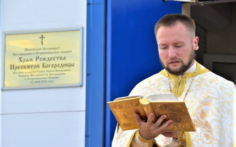 Можно ли во время долгого путешествия читать акафист, сидя?