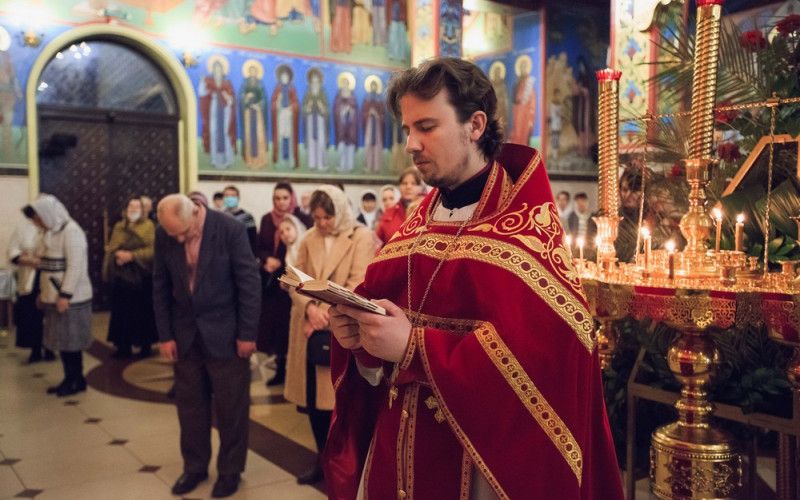 Почему мы к Богу на «ты» обращаемся в молитвах, а к батюшкам на «вы»?