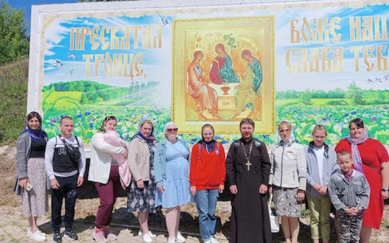 Будущие мамы и их семьи побывали в Свято-Троицком Холковском монастыре