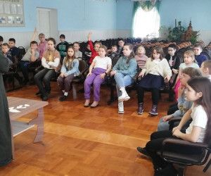 В духовно-просветительском центре Нового Оскола прошла встреча детей со священником