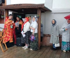 Молитва в тихом дворике