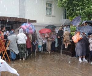 Молитва в тихом дворике
