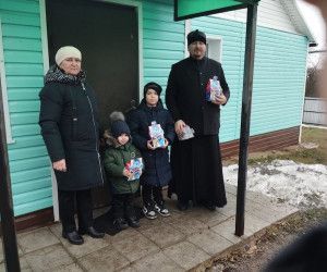 Духовенство Новооскольского благочиния поздравило детей участников СВО с Новым годом