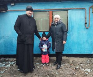 Духовенство Новооскольского благочиния поздравило детей участников СВО с Новым годом