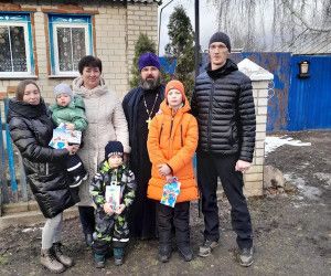 Духовенство Новооскольского благочиния поздравило детей участников СВО с Новым годом