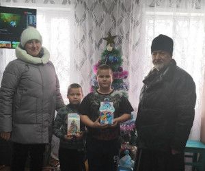 Духовенство Новооскольского благочиния поздравило детей участников СВО с Новым годом