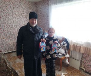 Духовенство Новооскольского благочиния поздравило детей участников СВО с Новым годом