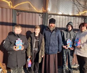 Духовенство Новооскольского благочиния поздравило детей участников СВО с Новым годом