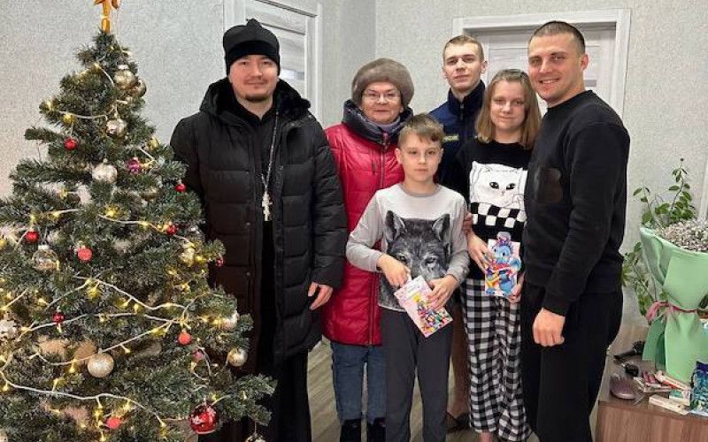 Духовенство Новооскольского благочиния поздравило детей участников СВО с Новым годом