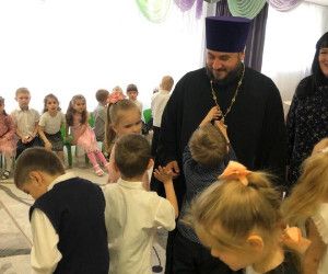 В детский сад "Мозаика" принесли частицу Благодатного огня
