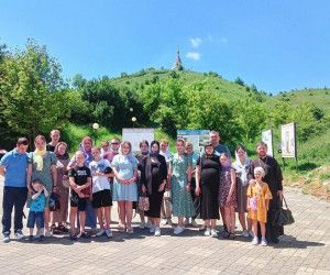 Будущие мамы и их семьи посетили Свято-Троицкий Холковский монастырь