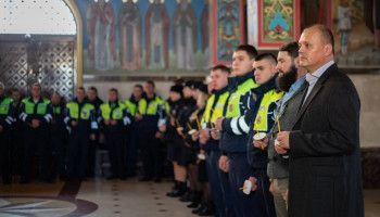 Сотрудники Госавтоинспекции молитвенно почтили память погибших в ДТП