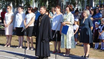 Новооскольские священнослужители благословили учеников на новый учебный год