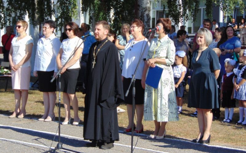 Новооскольские священнослужители благословили учеников на новый учебный год