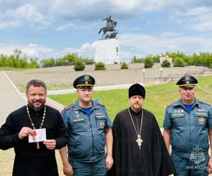 Ветераны пожарной охраны почтили память героев и посетили святыни в преддверии Дня России