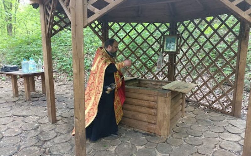 На Георгиевском источнике в Солонец-Поляне отслужен водосвятный молебен